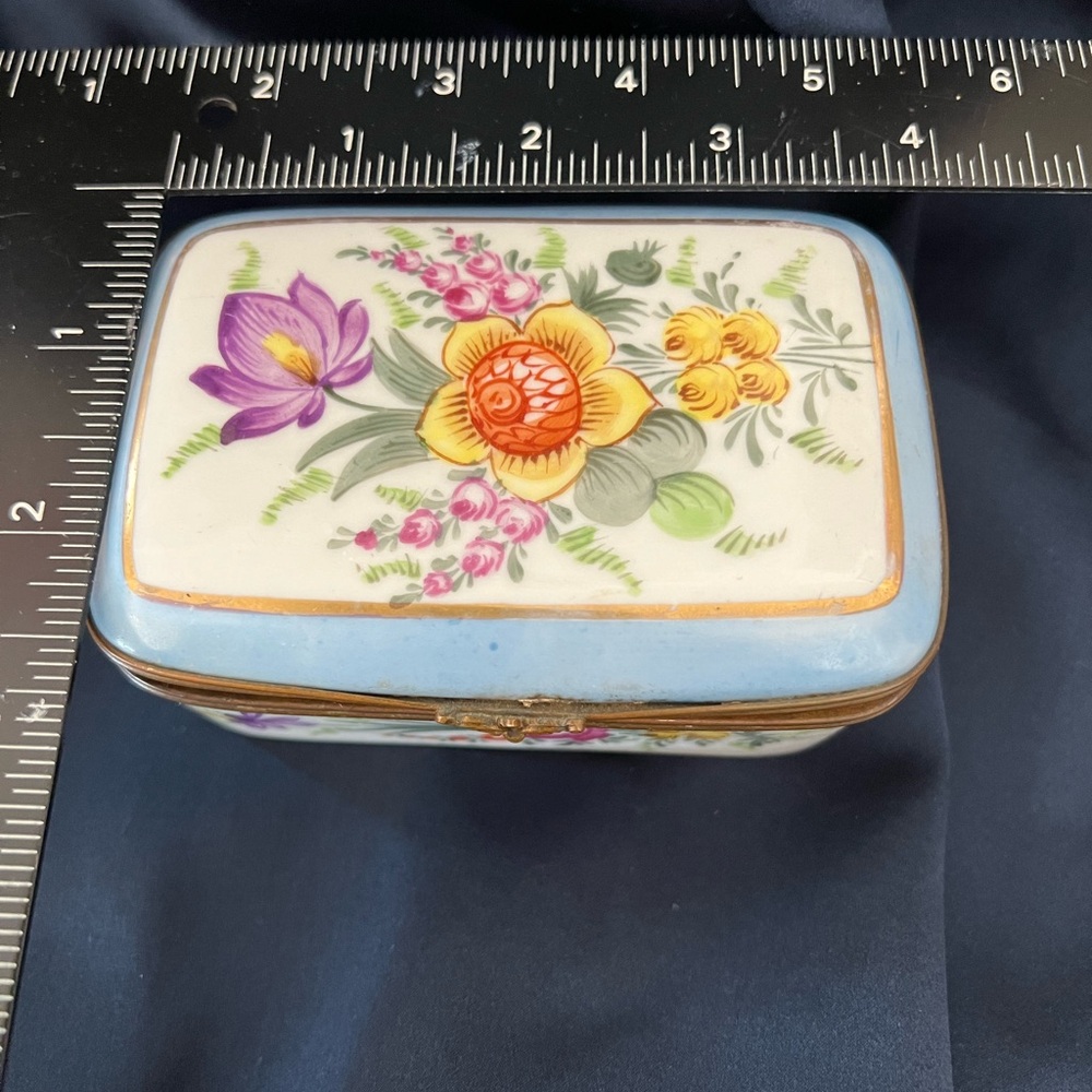 French Vintage  Porcelain Trinket Box - Picture 8 of 9